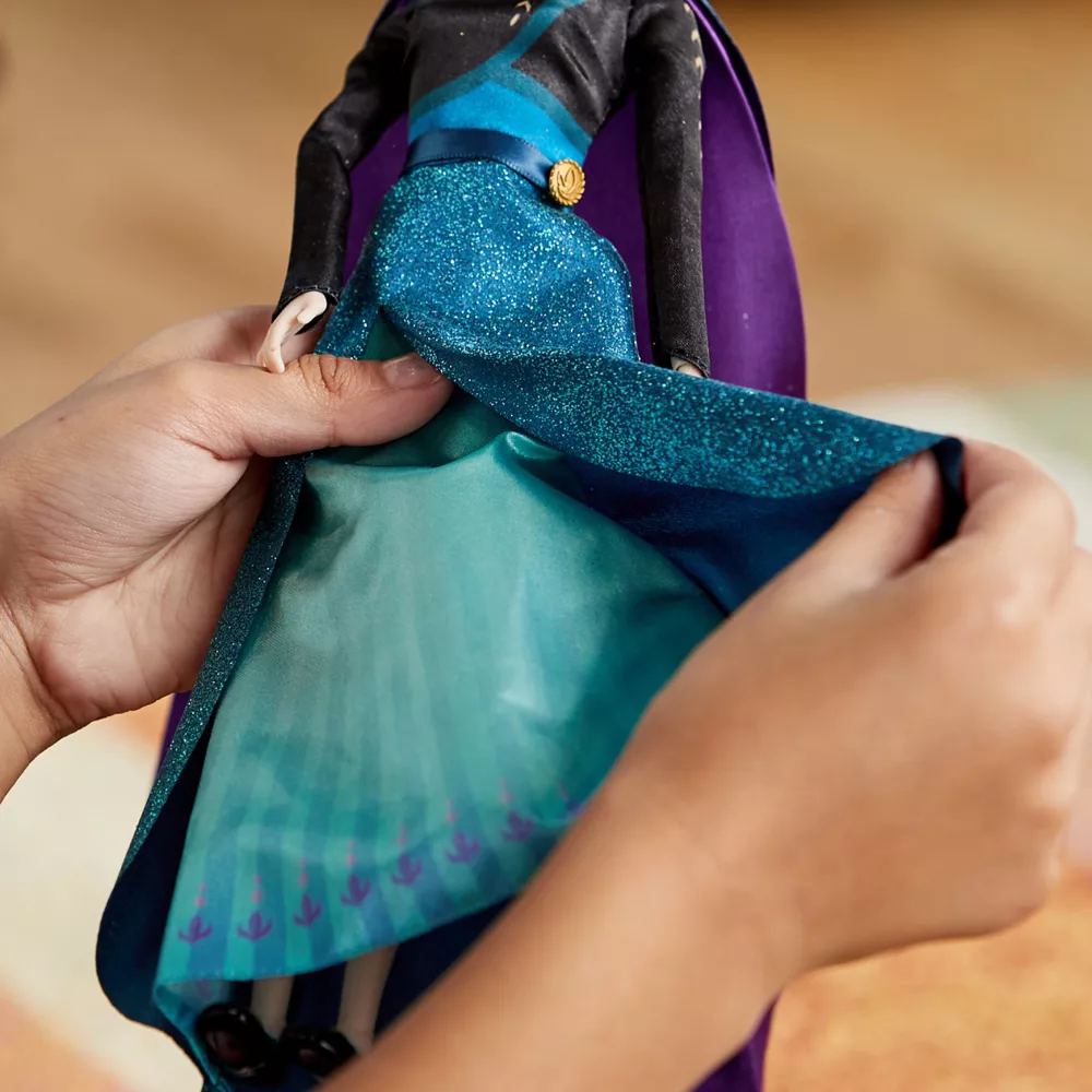 Disney Store Poupée Classique Reine Anna, La Reine Des Neiges 2 7 Disney Store Poupée Classique Reine Anna, La Reine Des Neiges 2 – Image 5