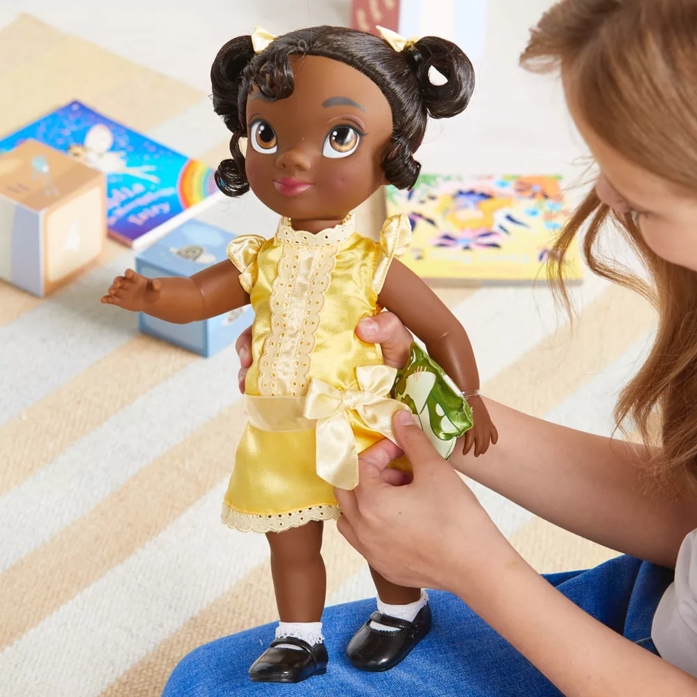 Disney Store Poupée Tiana Disney Animators, La Princesse Et La Grenouille 4 Disney Store Poupée Tiana Disney Animators, La Princesse Et La Grenouille – Image 2